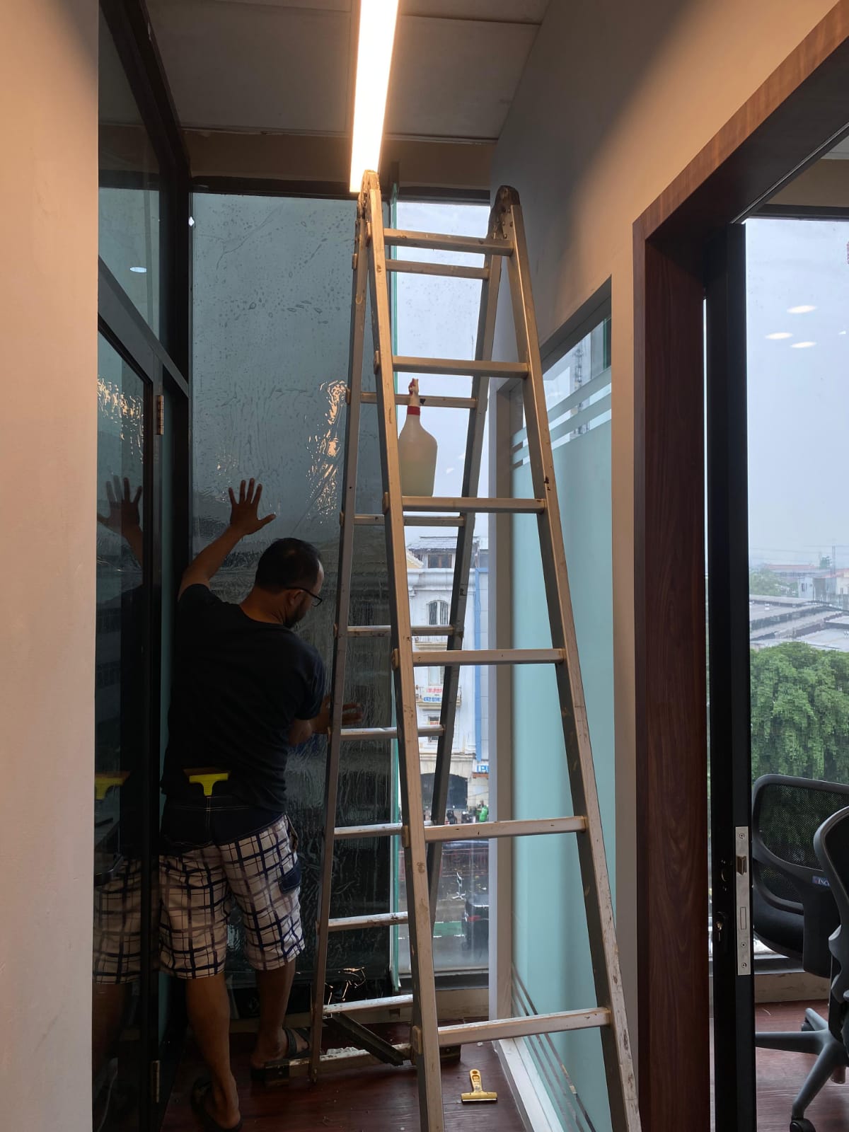 Proses Pemasangan Kaca Film Presisi